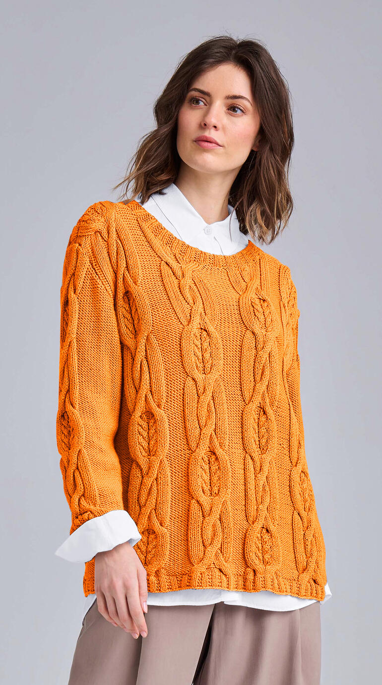 Helle orangefarbene Pullover aus Merino-Cotton mit Zopfmuster.
