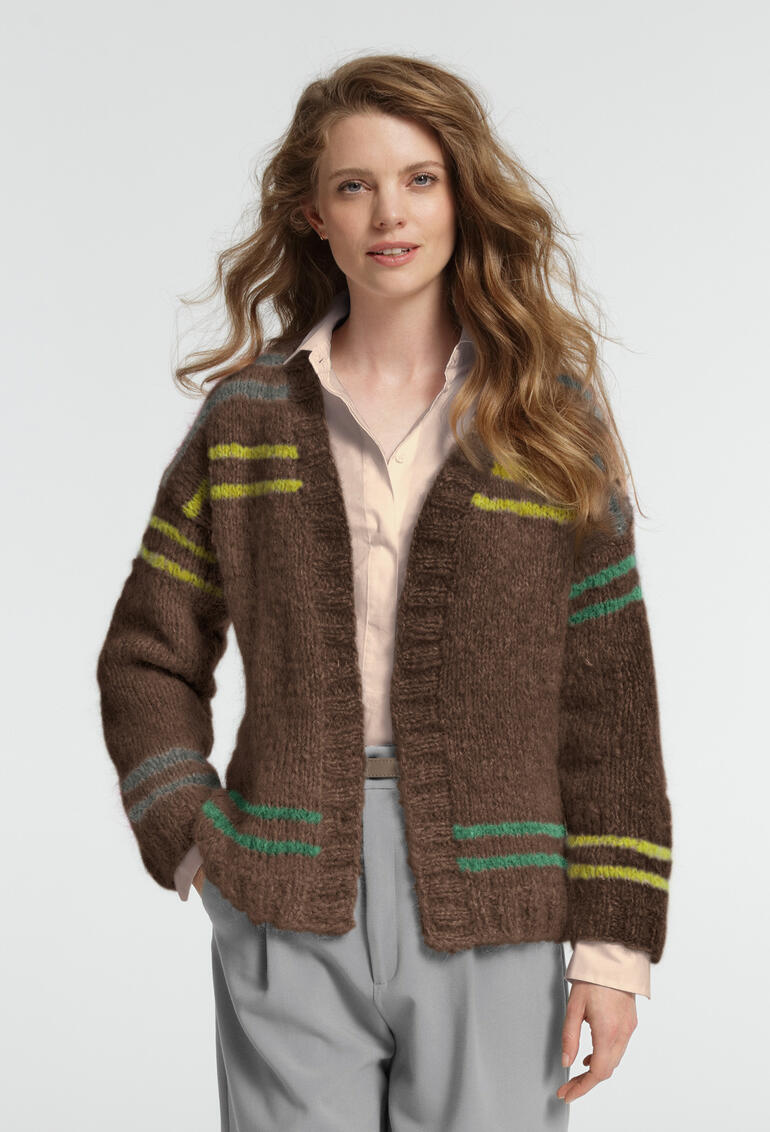 Braune Jacke aus Nappy mit bunten Streifen, getragen von einer Frau.