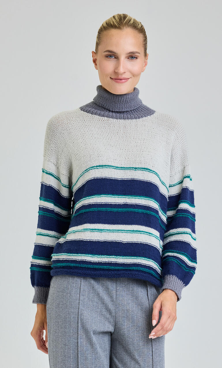 Gestreifter Pullover aus Babyboomer, getragen von einer lächelnden Frau.