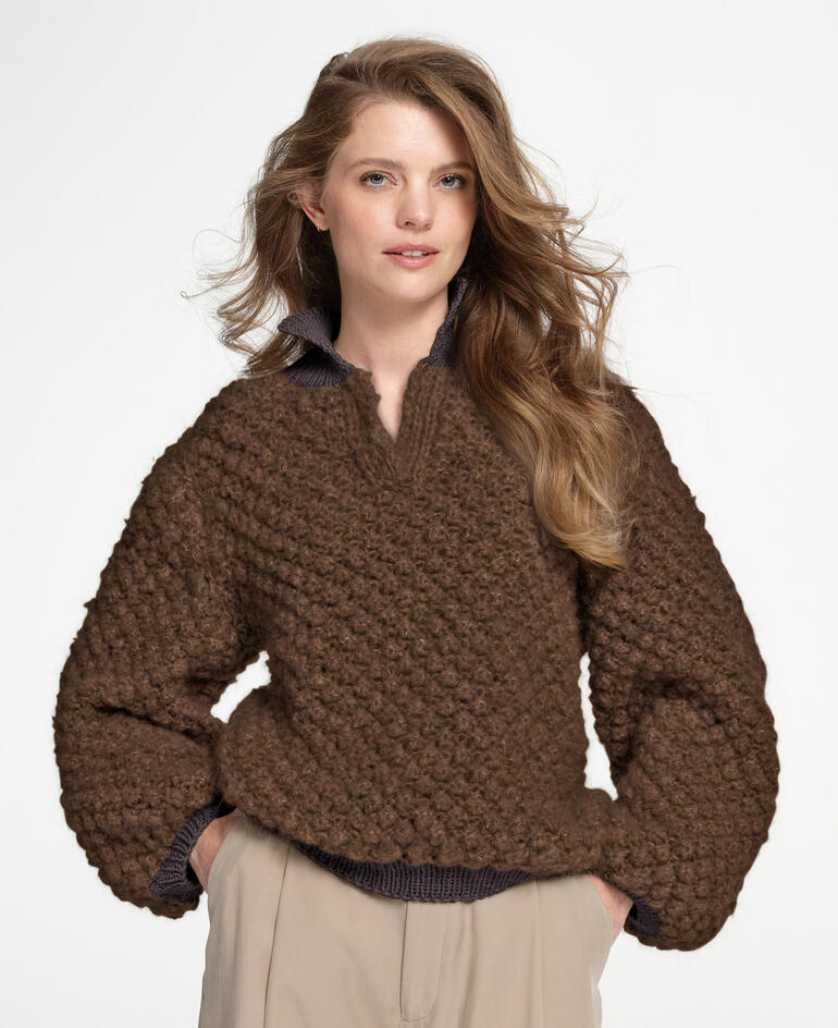 Brauner Polo-Pullover aus Nappy und Nuovo Merino 120, locker sitzend auf einer Frau.