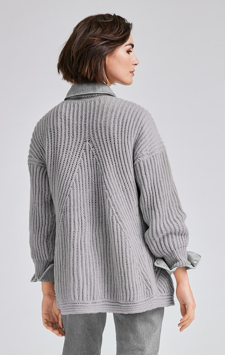 Frau von hinten in einer grauen Jacke aus Nuovo Merino 120 mit lockerer Passform.