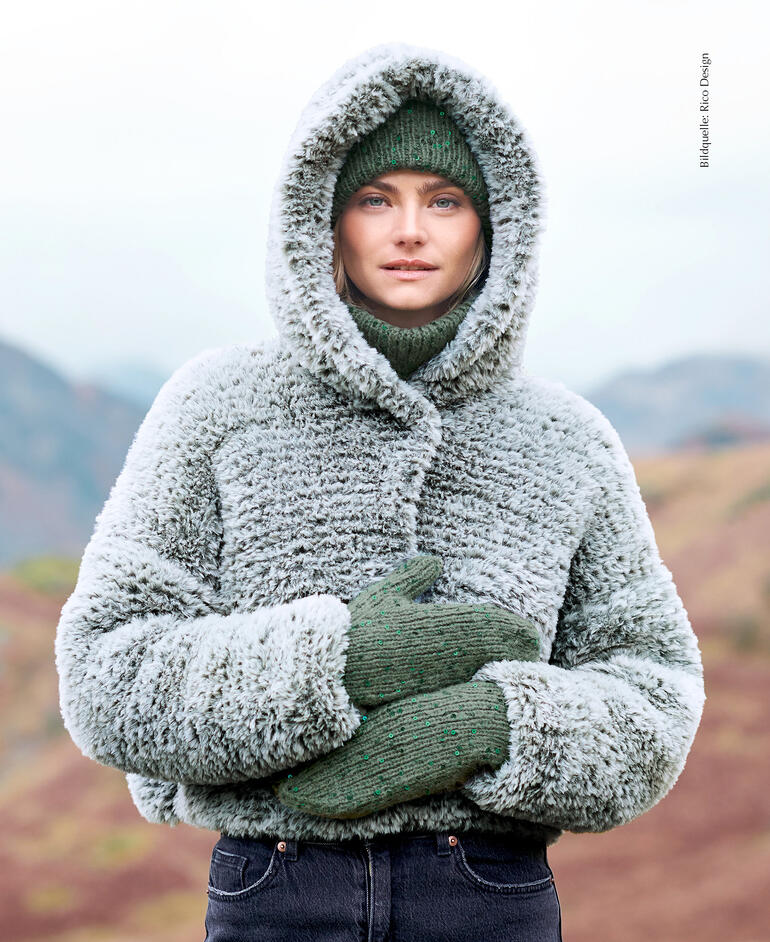 Jacke aus Creative Petit Lapin super chunky in Grautönen, modisch getragen von einer Frau.