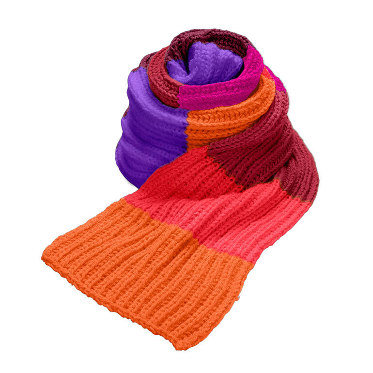 Lila und rote Strickschal, gefaltet und aufgerollt.