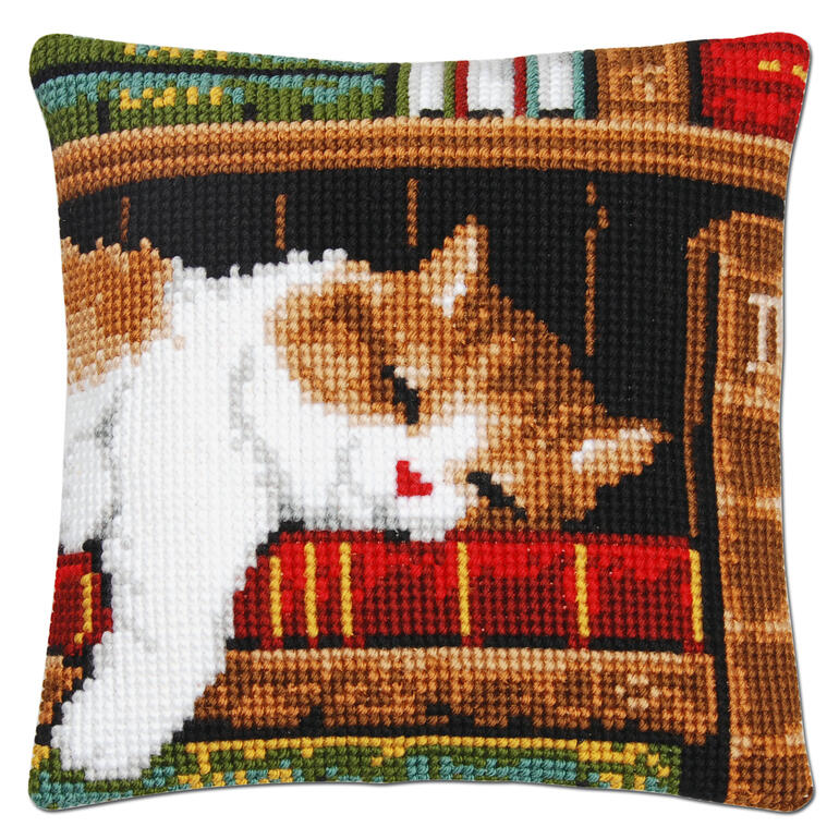 Kreuzstichkissen mit schlafender Katze auf einem Buch