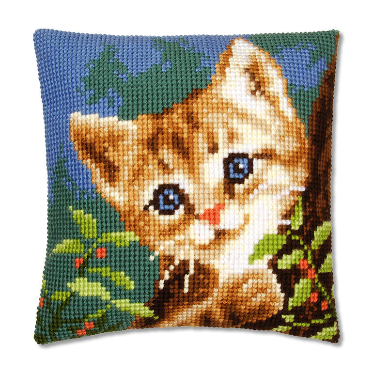 Kreuzstichkissen mit süßer Katze Minki vor grünem Hintergrund.