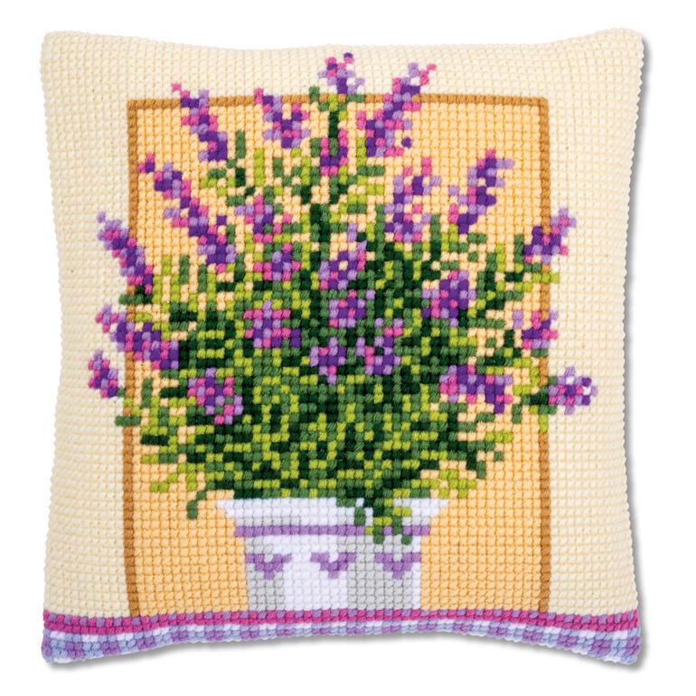 Kreuzstichkissen mit einem großen Lavendeltopf auf beigem Hintergrund.