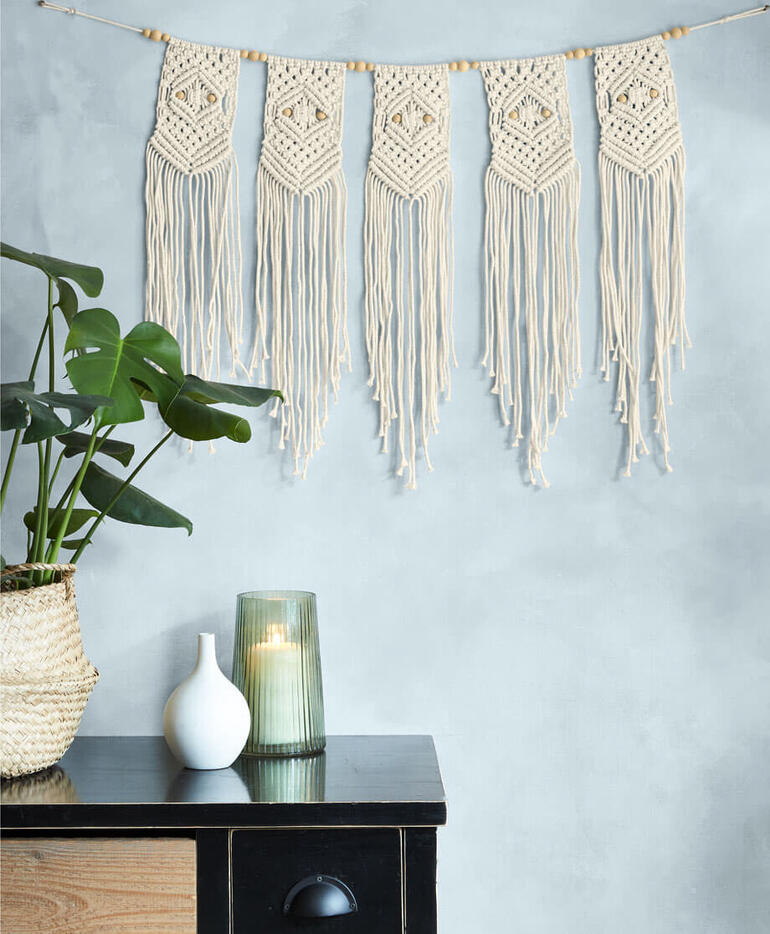 Makramee-Girlande mit verschiedenen Fransen und dekorativen Mustern.