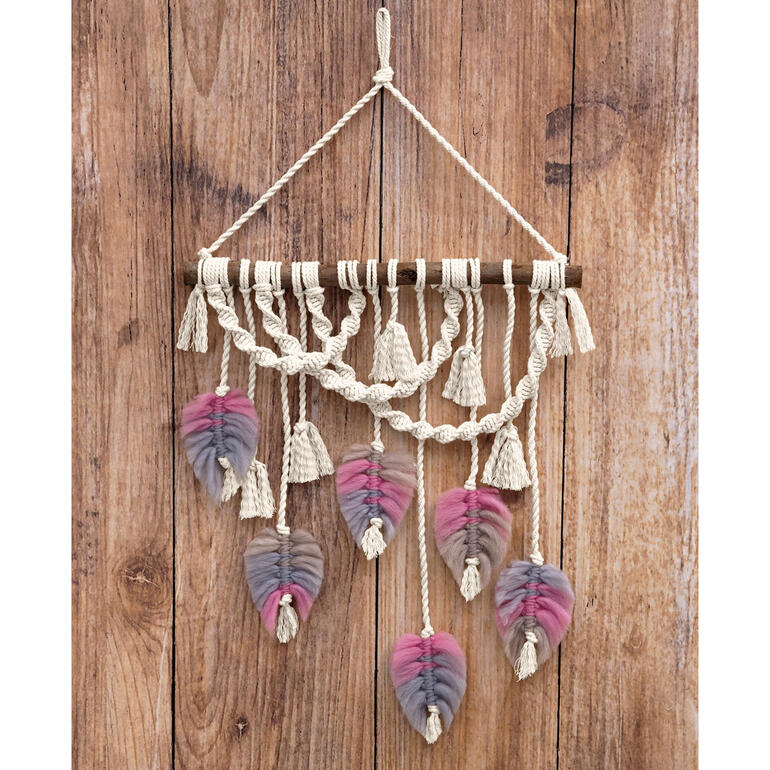 Wandbehang mit bunten Blättermustern und Quasten