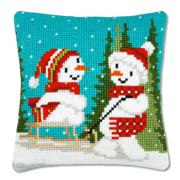 Kissen mit einem Kreuzstichmotiv von zwei Schneemännern im Winter.