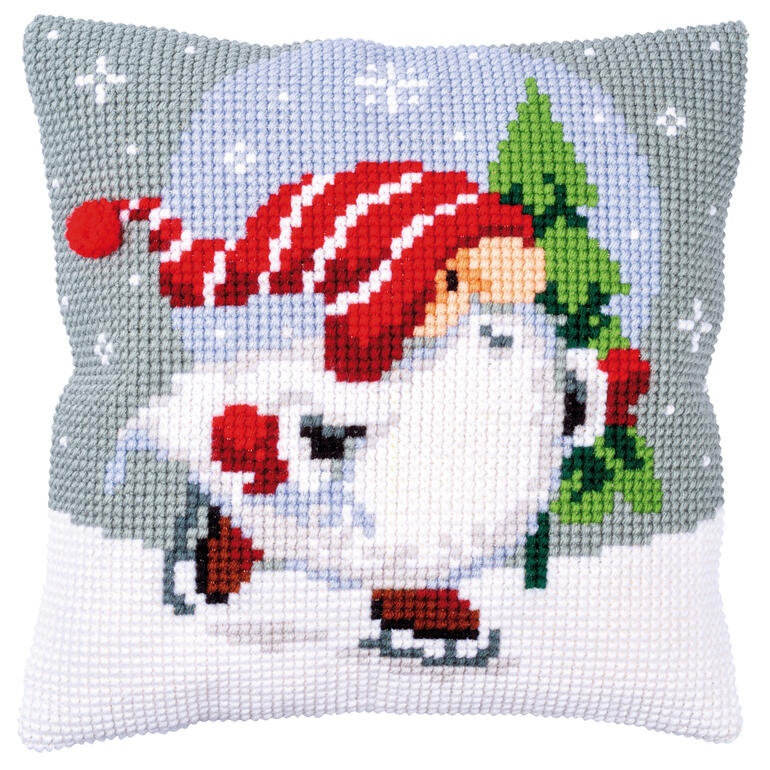 Kissen mit einem Wichtel, der auf dem Eis läuft, im Hintergrund Schneelandschaft.