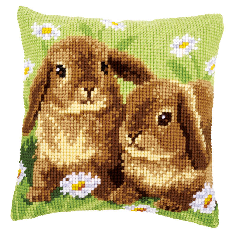 Kissen mit zwei Häschen vor grünem Hintergrund.