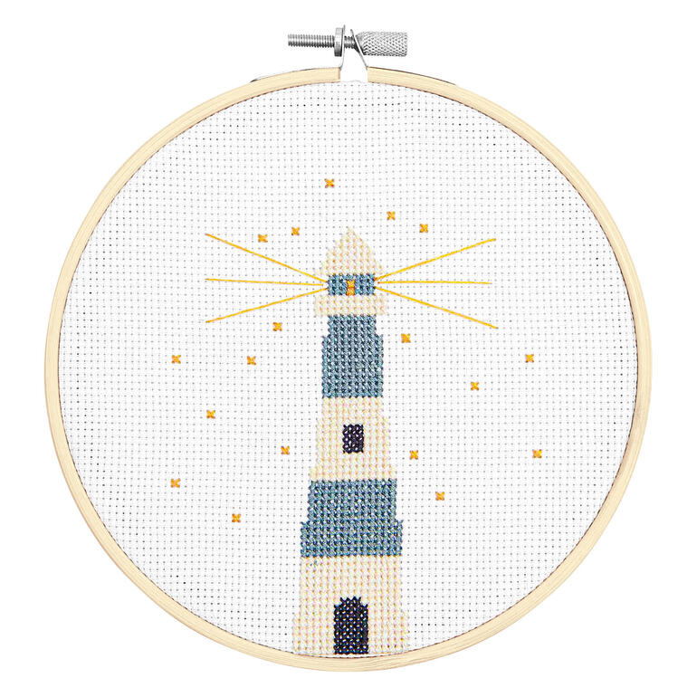 Kreuzstichbild eines Leuchtturms mit strahlendem Licht.