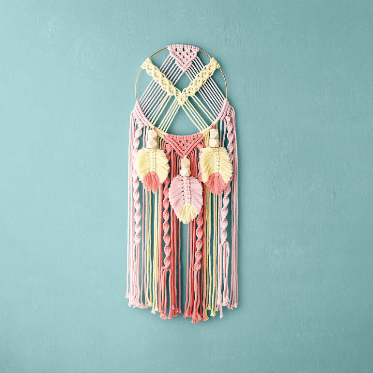 Buntes Makramee Traumfänger Set an einer Wand.