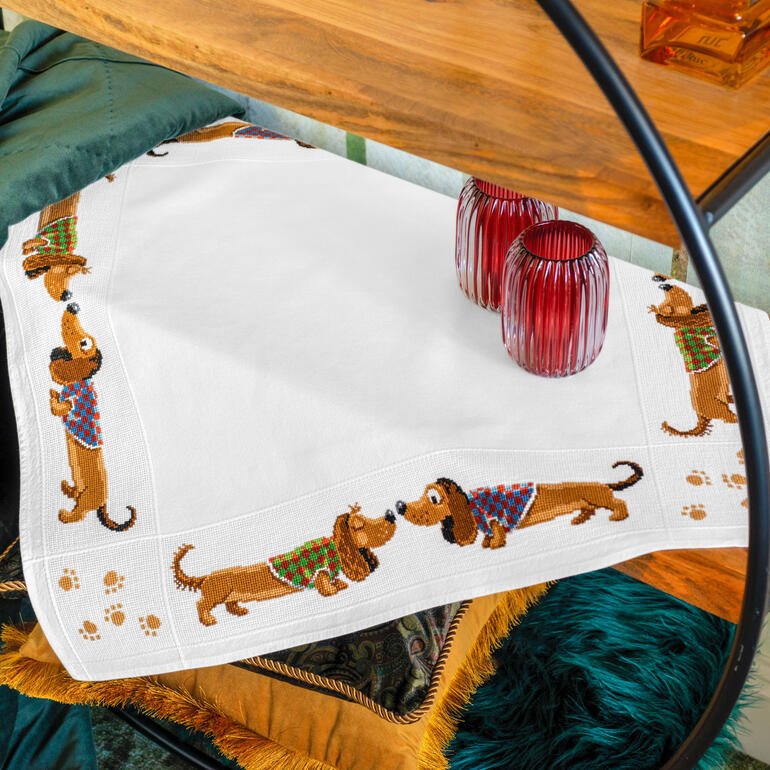 Aida-Tischdecke mit Dackelmuster in verschiedenen Farben