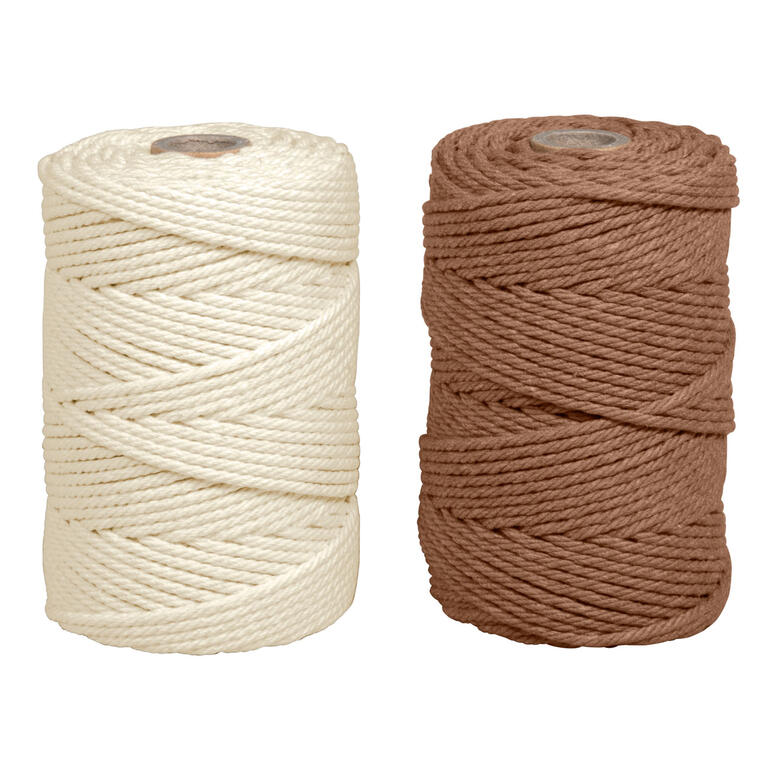 Zwei Spulen Makramee-Garn in Natur- und Brauntönen.