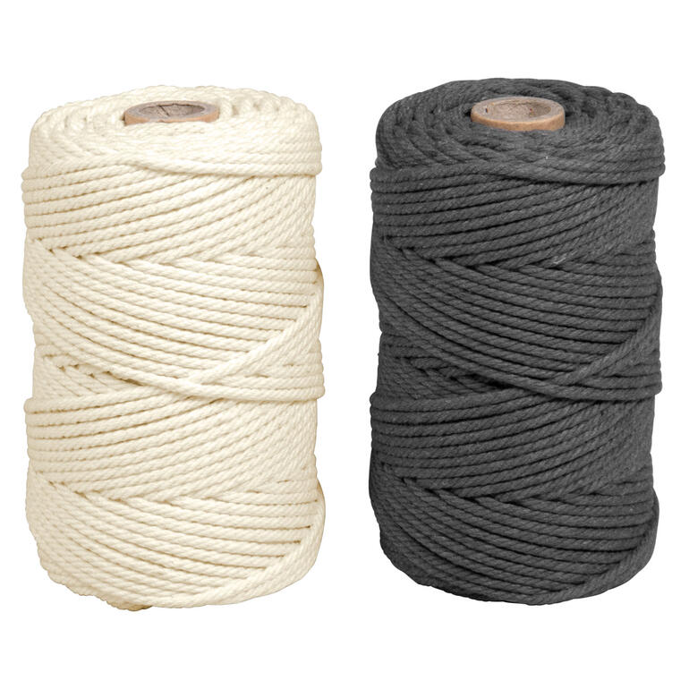 Zwei Spulen Makramee-Garn in Natur- und Grautönen.