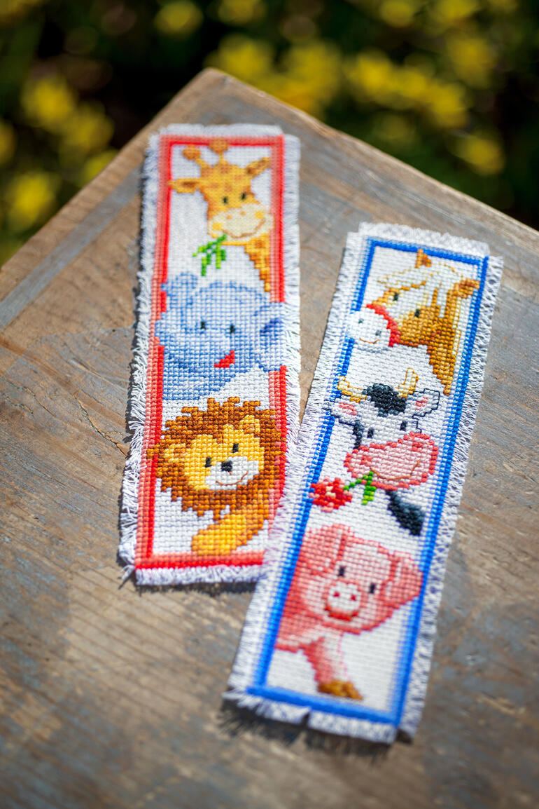 Zwei Lesezeichen mit Tiermotiven aus der Safari.