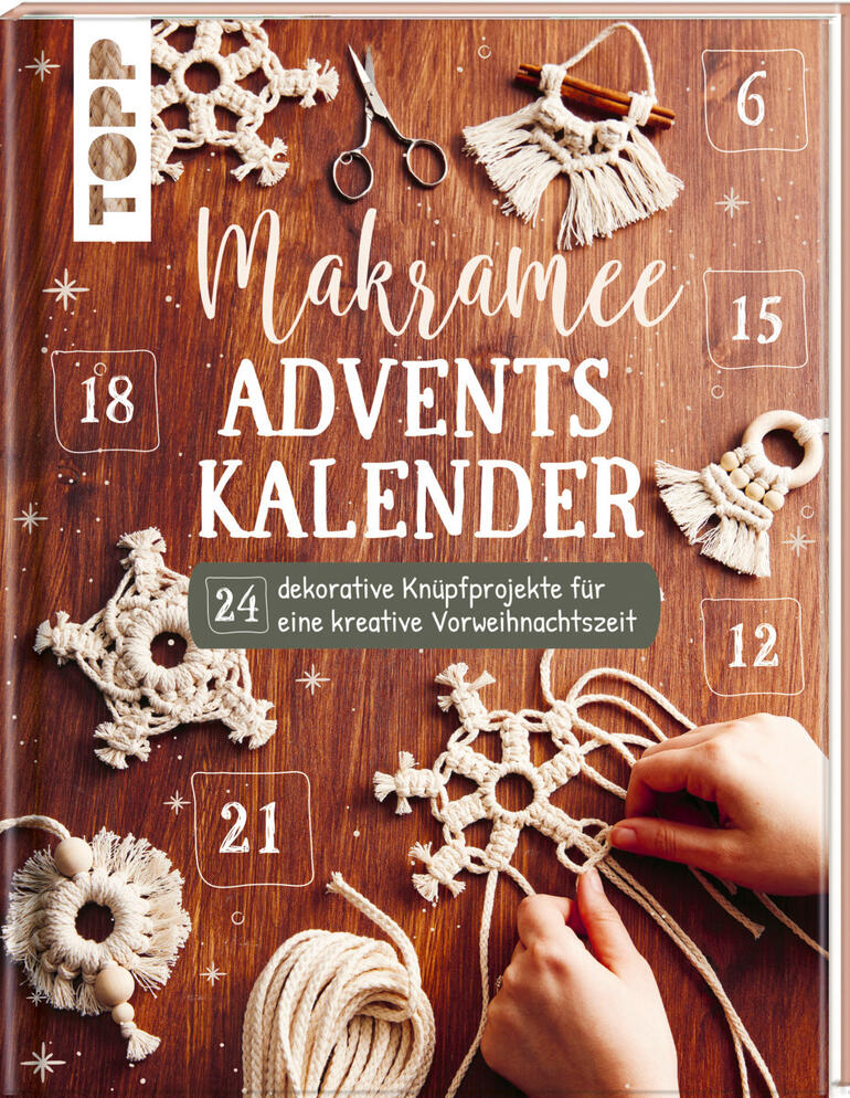 Buch mit 24 Makramee-Knüpfprojekten für die Adventszeit auf einem Holztisch.