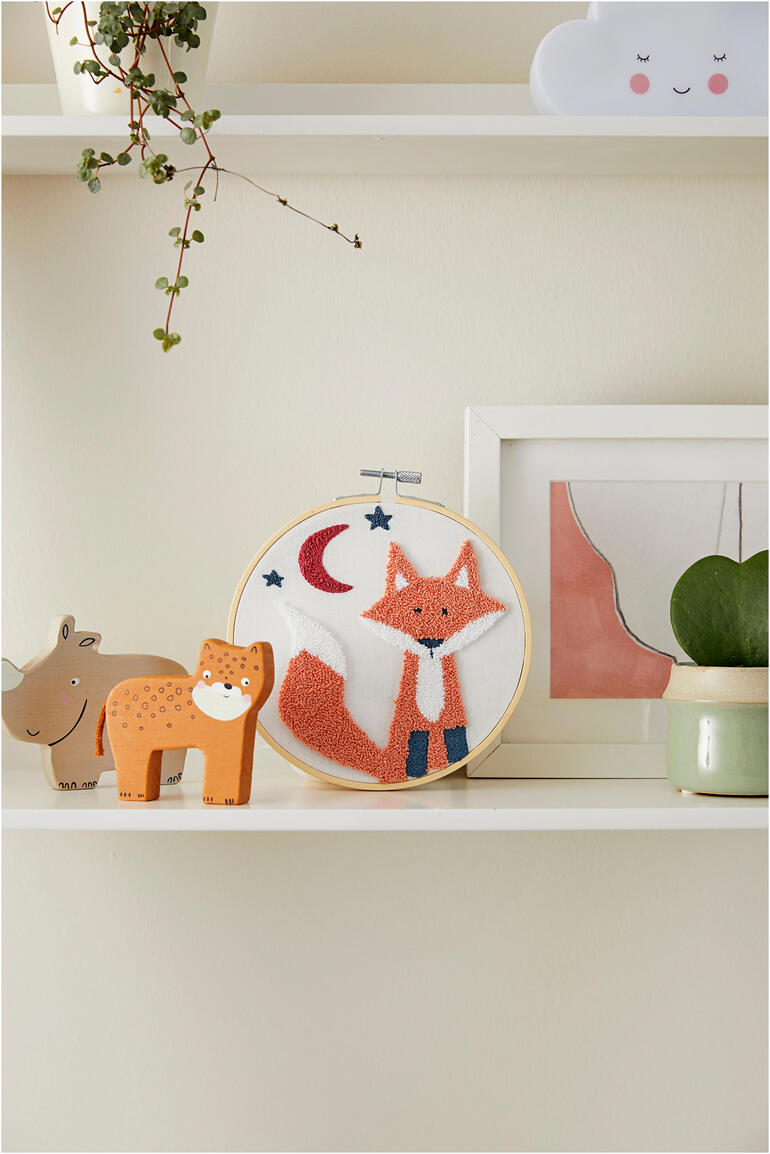 Punch Needle Set mit Fuchs-Motiv in einem Rahmen auf einem Regal.