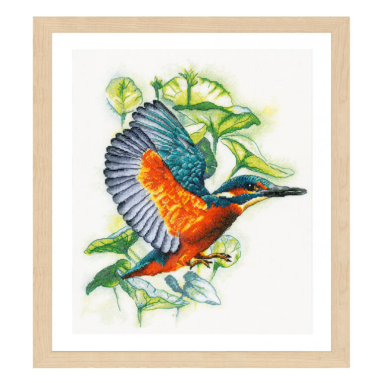 Stickbild eines Eisvogels, fliegend vor grünem Hintergrund.