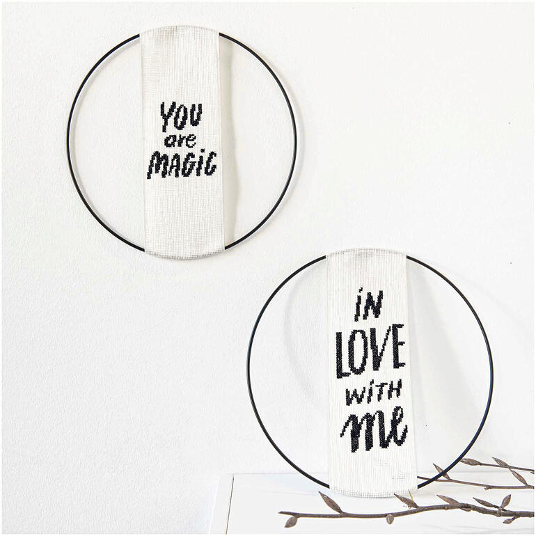 Dekoband mit den Schriftzügen 'In Love' und 'You are Magic' im Wanddekor.