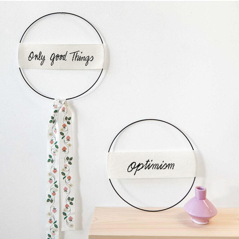 Dekoband mit den Schriftzügen 'Only good Things' und 'Optimism' im Wanddekor.