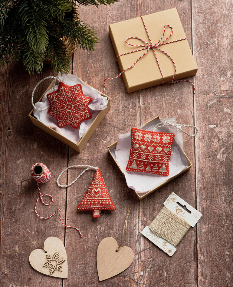 Weihnachtsanhänger in Nordic-Rot, verpackt in einem Geschenkkarton.