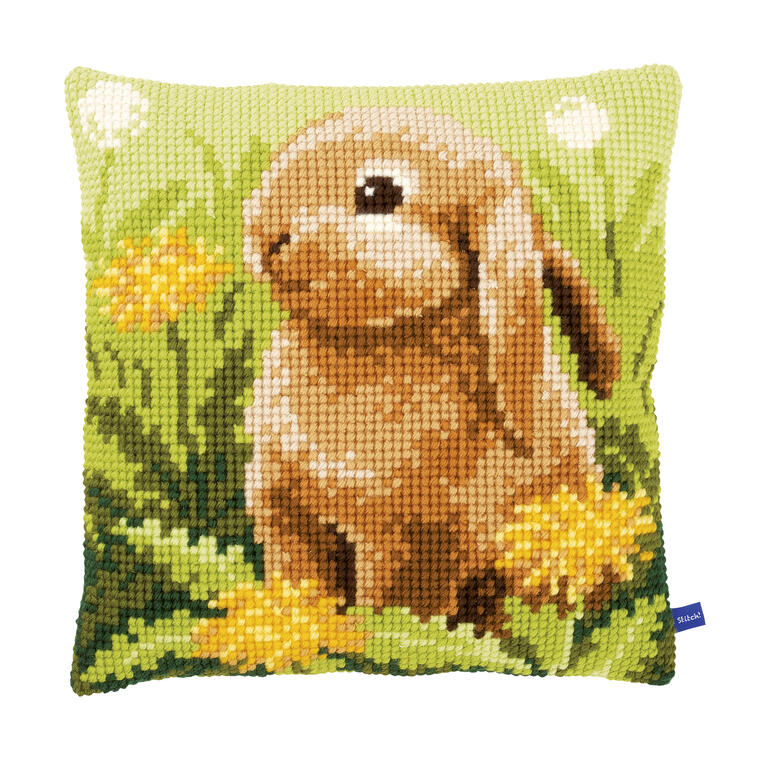 Kissen mit Kaninchen in Wiese, im Kreuzstichdesign.