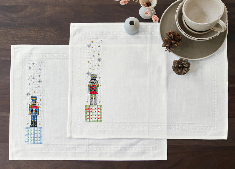 Platzdeckchen mit Nussknacker-Motiv in festlicher Atmosphäre