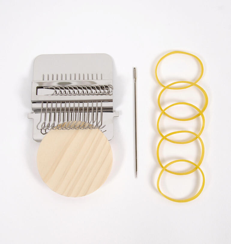 Mini-Webrahmen mit Werkzeugelementen wie Nadeln und Gummibändern