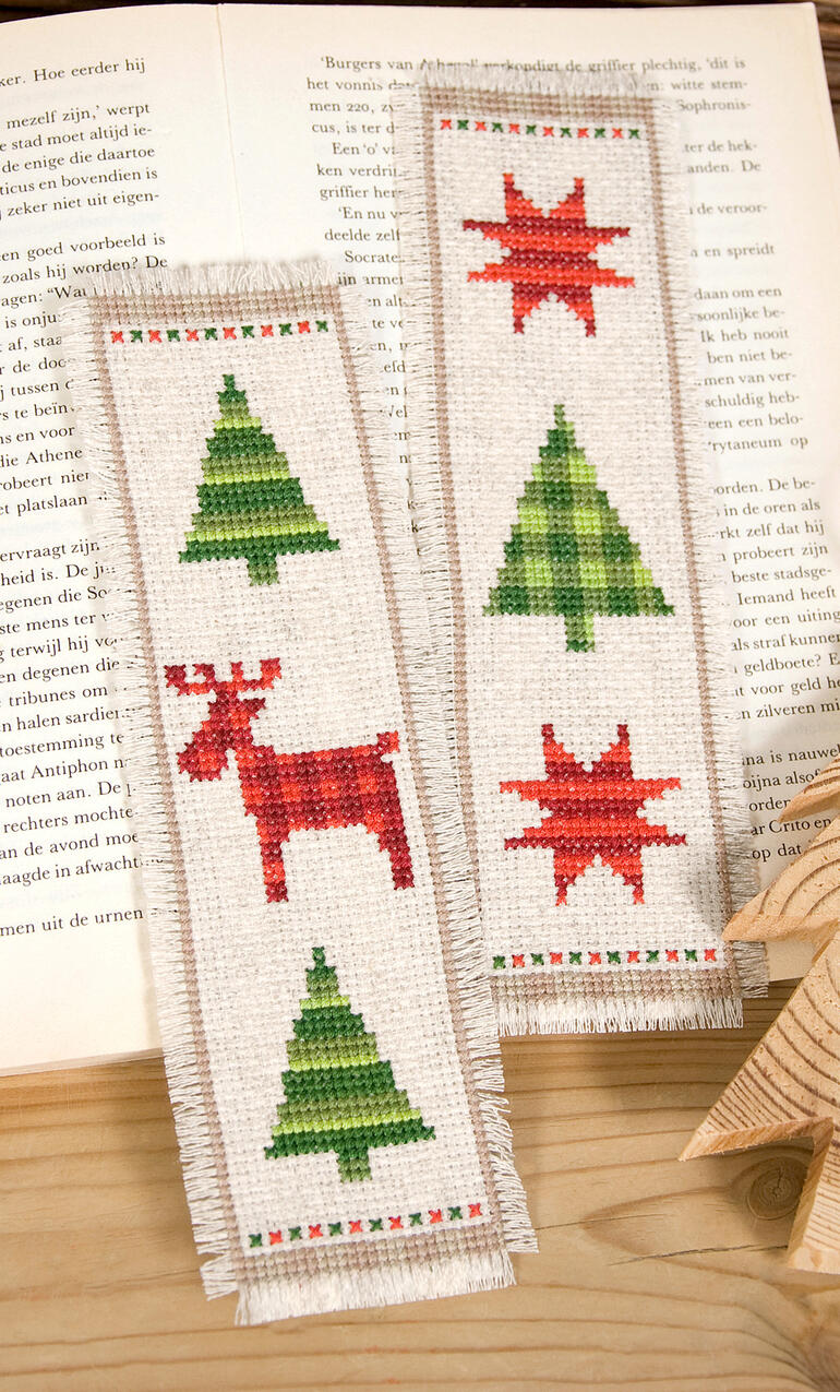 Lesezeichen-Set mit Weihnachtsmotiven auf einem offenen Buch.