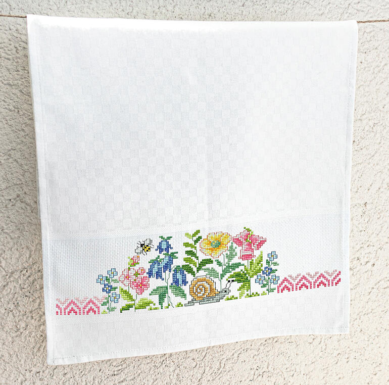 Geschirrtuch mit Blumendesign für den Frühling.