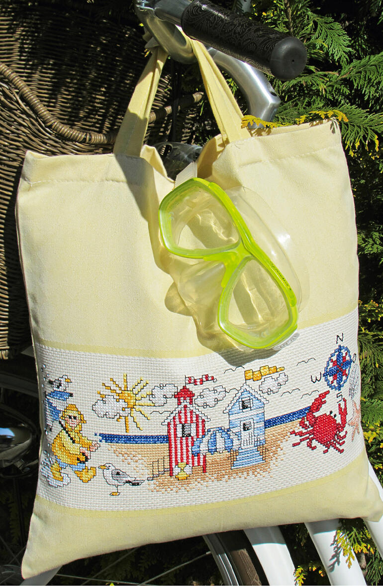 Tasche mit maritimen Motiven und Schnorchelausrüstung.