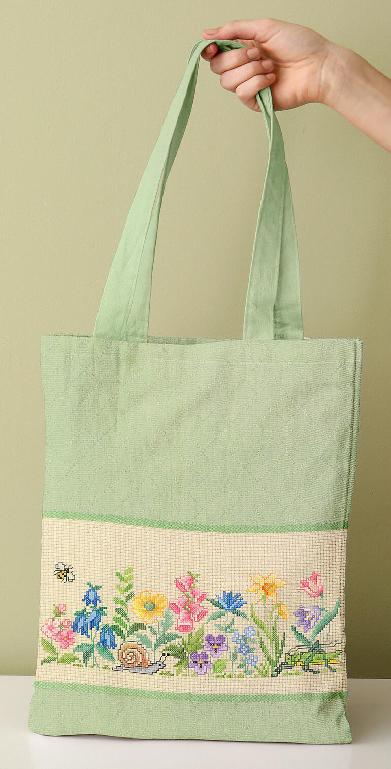 Tasche mit floralem Motiv von Blumen und Schnecken.