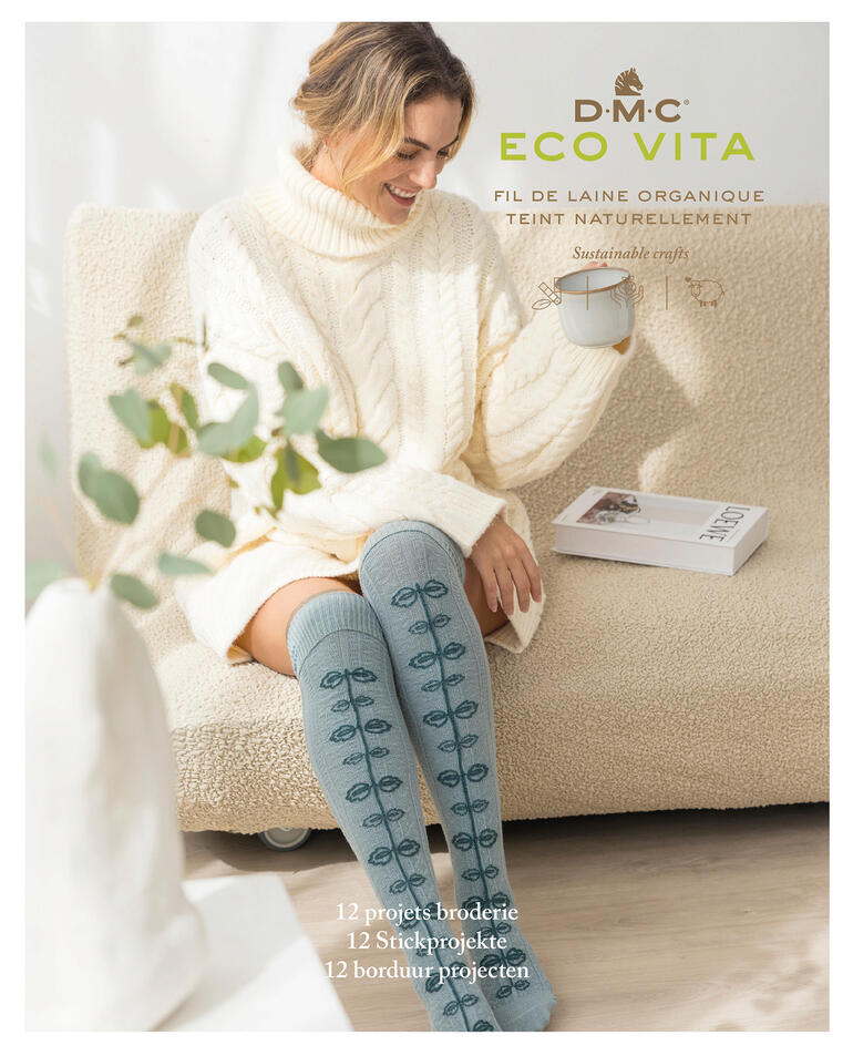 Buch über das Verzieren von Socken, zeigt Frau mit dekorierten Socken und einer Tasse.