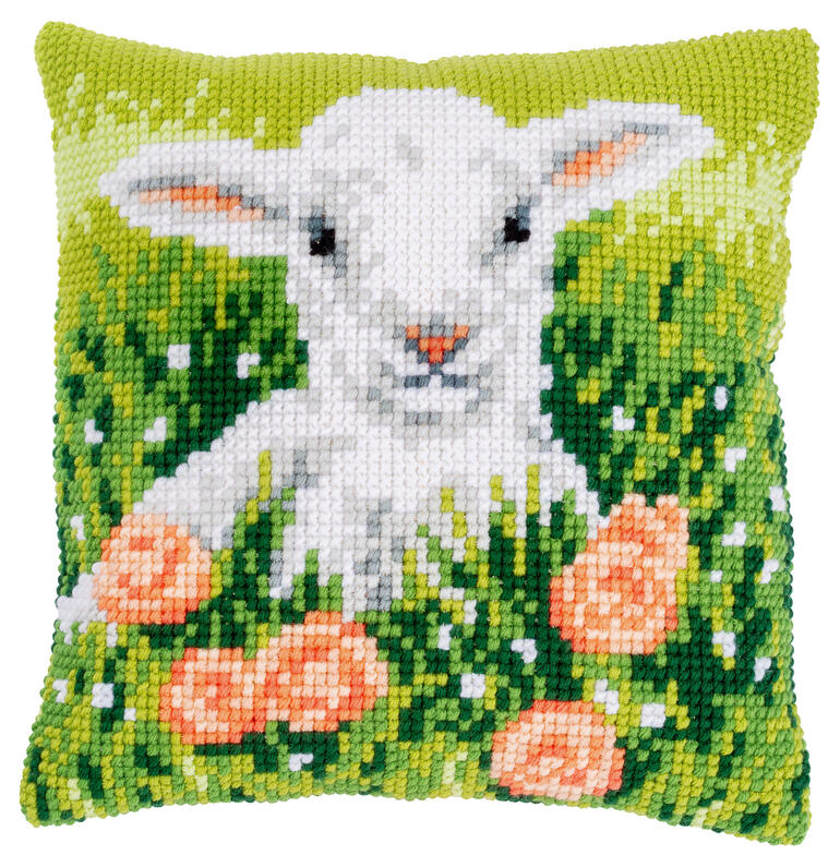 Kreuzstichkissen mit einem Lämmchen auf grünem Gras.