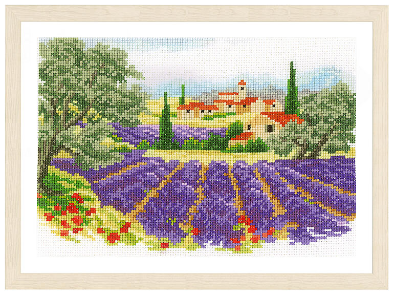 Stickbild einer Lavendellandschaft mit einem Dorf im Hintergrund.