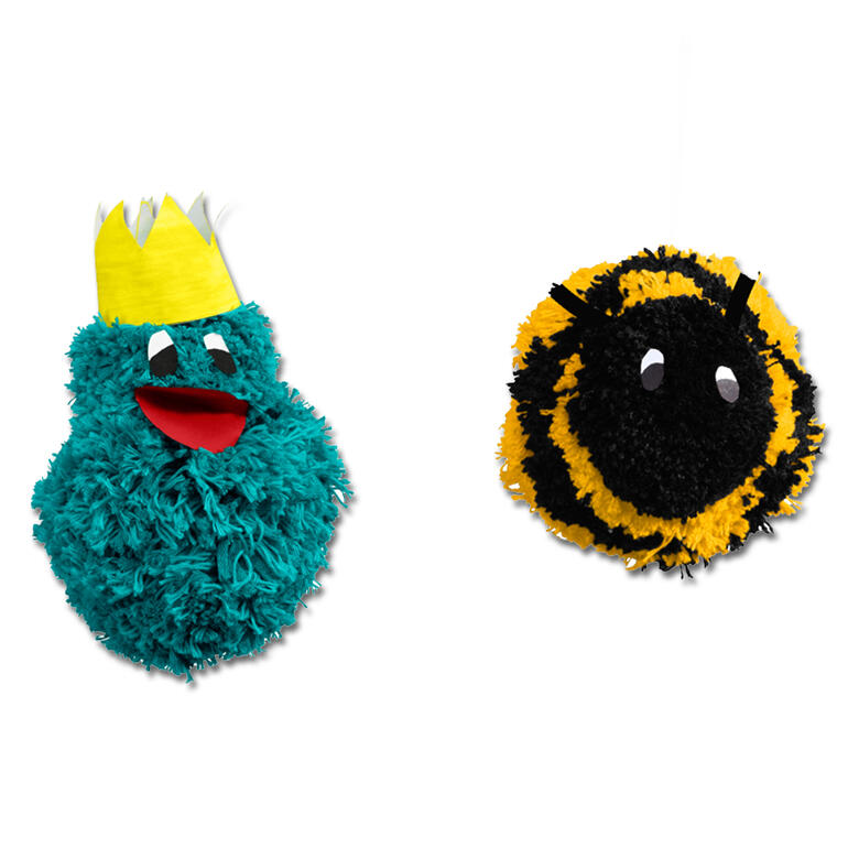 Pompon-Frosch und Pompon-Biene nebeneinander dargestellt.