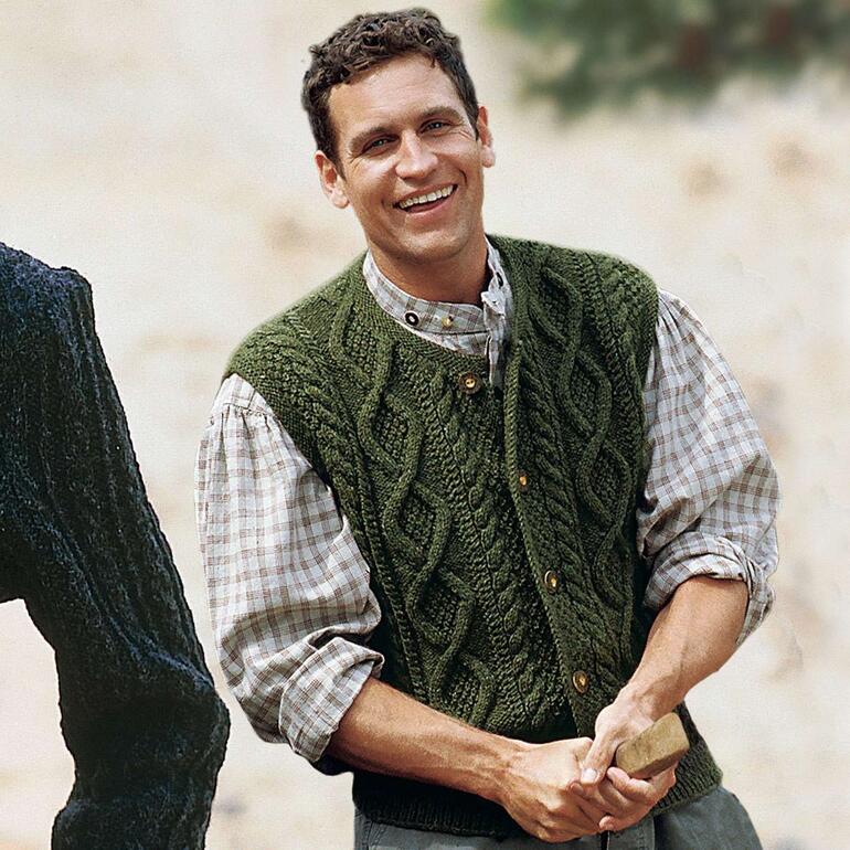 Mann in rustikaler Herrenweste aus Landwolle, lächelnd in einer natürlichen Umgebung.