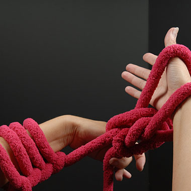 Den Vorgang so oft wiederholen, bis alle auf dem linken Arm befindlichen Schlaufen auf dem rechten Arm liegen.